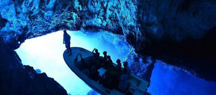 【スプリット発】青の洞窟とフヴァル島のグループツアー