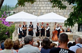 Dubrovnik traditional dance performance (1)